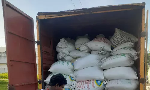 மினி வேனில் கடத்த முயன்ற 4 டன் ரேஷன் அரிசி பறிமுதல் மினி வேனில் கடத்த முயன்ற 4 டன் ரேஷன் அரிசி பறிமுதல்
