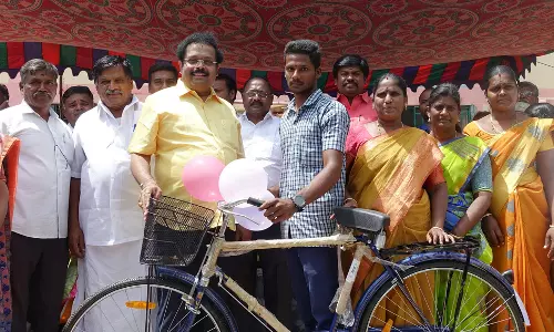 அரசினர் பள்ளி மாணவர்களுக்கு இலவச சைக்கிள்கள்கதிர்ஆனந்த் எம்.பி. வழங்கினார்