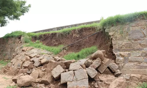 வேலூர் கோட்டையில் சுற்றுச்சுவர் இடிந்து விழுந்தது