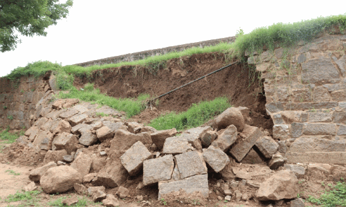 வேலூர் கோட்டையில் சுற்றுச்சுவர் இடிந்து விழுந்தது