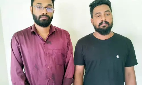 ஈரோட்டில் மசாஜ் சென்டரில் அழகிகளை வைத்து விபசாரம்- புரோக்கர்கள் 2 பேர் கைது ஈரோட்டில் மசாஜ் சென்டரில் அழகிகளை வைத்து விபசாரம்- புரோக்கர்கள் 2 பேர் கைது