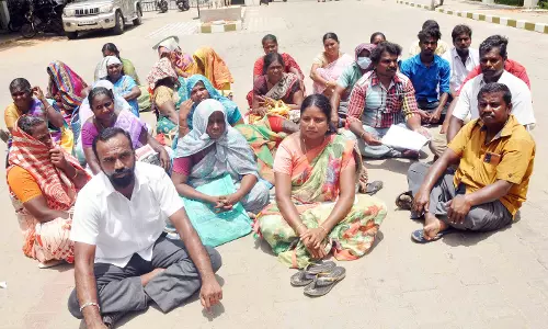 ஈரோடு கலெக்டர் அலுவலகத்தில் பரபரப்பு: இலவச வீட்டுமனை பட்டா கேட்டு பொதுமக்கள் தர்ணா ஈரோடு கலெக்டர் அலுவலகத்தில் பரபரப்பு: இலவச வீட்டுமனை பட்டா கேட்டு பொதுமக்கள் தர்ணா