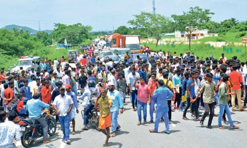 திருத்தணி அரசு கல்லூரியில் அனைத்து இடங்களும் நிரம்பியது: மாணவர்கள், பெற்றோர் திடீர் சாலை மறியல் - அதிகாரிகள், போலீசார் சமரச பேச்சுவார்த்தை திருத்தணி அரசு கல்லூரியில் அனைத்து இடங்களும் நிரம்பியது: மாணவர்கள், பெற்றோர் திடீர் சாலை மறியல் - அதிகாரிகள், போலீசார் சமரச பேச்சுவார்த்தை