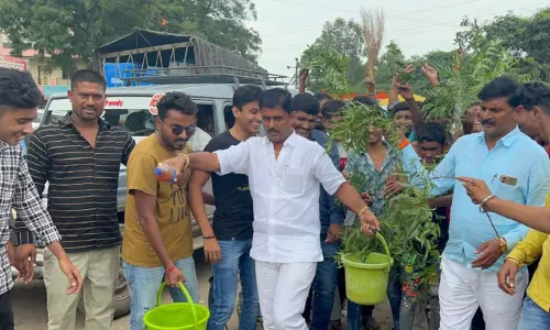 ஏக்நாத் ஷிண்டே புறப்பட்டு சென்ற பின் பசுங்கோமியம் தெளித்த உத்தவ் தாக்கரே ஆதரவாளர்கள்