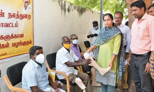 காஞ்சீபுரத்தில் மக்கள் குறைதீர்க்கும் நாள் கூட்டத்தில் நலத்திட்ட உதவிகள் காஞ்சீபுரத்தில் மக்கள் குறைதீர்க்கும் நாள் கூட்டத்தில் நலத்திட்ட உதவிகள்