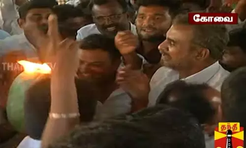 சோதனைக்கு பின் எஸ்.பி. வேலுமணிக்கு பூசணிக்காயில் திருஷ்டி சுற்றி போட்ட தொண்டர்கள்...! சோதனைக்கு பின் எஸ்.பி. வேலுமணிக்கு பூசணிக்காயில் திருஷ்டி சுற்றி போட்ட தொண்டர்கள்...!