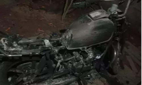 மோட்டார் சைக்கிள் தீ வைத்து எரிப்பு