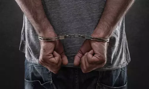 மாநகராட்சி தேர்தலில் டிக்கெட் தருவதாக கூறி பெண் கற்பழிப்பு- நவநிர்மாண் சேனா பிரமுகர் கைது மாநகராட்சி தேர்தலில் டிக்கெட் தருவதாக கூறி பெண் கற்பழிப்பு- நவநிர்மாண் சேனா பிரமுகர் கைது