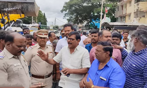 ஆக்கிரமிப்பு கடைகளை அகற்ற வியாபாரிகள் எதிர்ப்பு ஆக்கிரமிப்பு கடைகளை அகற்ற வியாபாரிகள் எதிர்ப்பு