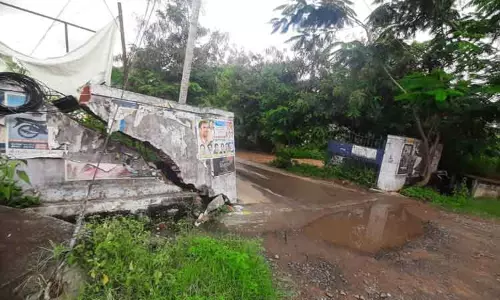 உடைந்து தொங்கும் தாலுகா அலுவலக சுற்றுச்சுவர்