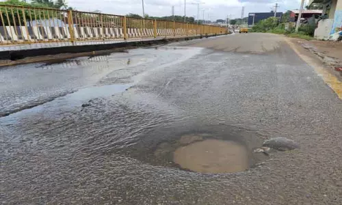 குடிநீர் குழாய் உடைந்ததால் குண்டும், குழியுமான சர்வீஸ் சாலை