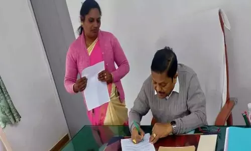 வார்டுகளுக்கு நிதி ஒதுக்கக்கோரி கவுன்சிலர்கள் மனு