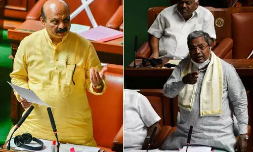 முட்டளவு தேங்கிய வெள்ளத்தில், படகில் சென்ற சித்தராமையா முட்டளவு தேங்கிய வெள்ளத்தில், படகில் சென்ற சித்தராமையா