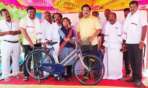 மாணவ-மாணவிகளுக்கு விலையில்லா சைக்கிள் மாணவ-மாணவிகளுக்கு விலையில்லா சைக்கிள்