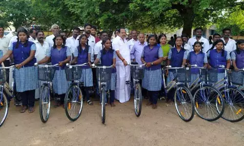 அரசு பள்ளி மாணவர்களுக்கு விலையில்லா சைக்கிள் அக்ரி கிருஷ்ணமூர்த்தி எம்.எல்.ஏ. வழங்கினார் அரசு பள்ளி மாணவர்களுக்கு விலையில்லா சைக்கிள் அக்ரி கிருஷ்ணமூர்த்தி எம்.எல்.ஏ. வழங்கினார்