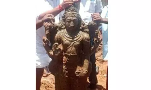 திருத்துறையூரில் புதிய கட்டிடம் கட்ட பள்ளம் தோண்டியபோது பழங்கால பெருமாள் கற்சிலை கண்டெடுப்பு கோவில் கட்டி வழிபட கிராம மக்கள் முடிவு திருத்துறையூரில் புதிய கட்டிடம் கட்ட பள்ளம் தோண்டியபோது பழங்கால பெருமாள் கற்சிலை கண்டெடுப்பு கோவில் கட்டி வழிபட கிராம மக்கள் முடிவு