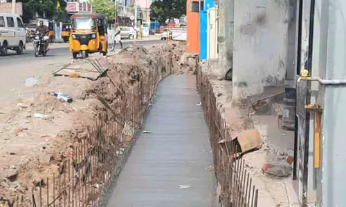 சாலைகளில் மழைநீர் தேங்காத வகையில் புதிதாக வாய்க்கால் அமைக்கும் பணி