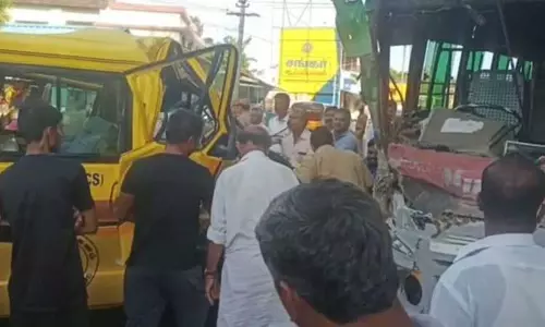 கன்னியாகுமரி அருகே பள்ளிக்கூட வேன்-சுற்றுலா வேன் மோதல்; 5 பேர் படுகாயம் கன்னியாகுமரி அருகே பள்ளிக்கூட வேன்-சுற்றுலா வேன் மோதல்; 5 பேர் படுகாயம்