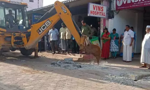 களியக்காவிளையில் வீட்டு கழிவுநீர் குழாய் அடைக்கும் பணி தீவிரம் களியக்காவிளையில் வீட்டு கழிவுநீர் குழாய் அடைக்கும் பணி தீவிரம்