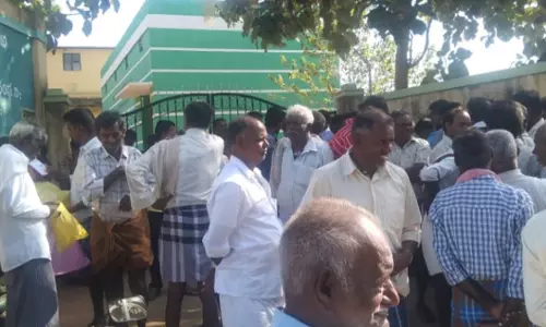 தாளவாடியில்  உரம் தட்டுப்பாடு: கூட்டுறவு வங்கியை விவசாயிகள் முற்றுகை