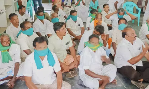 உசிலம்பட்டி தாலுகா அலுவலகத்தில் விவசாயிகள் நூதன போராட்டம் உசிலம்பட்டி தாலுகா அலுவலகத்தில் விவசாயிகள் நூதன போராட்டம்