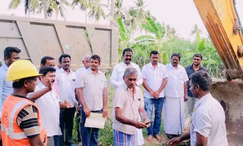 அத்திக்கடவு- அவினாசி திட்டத்துக்காக ராட்சத குழாய்கள் பதிக்கும் பணி 6 மாதத்துக்கு பிறகு மீண்டும் தொடங்கியது