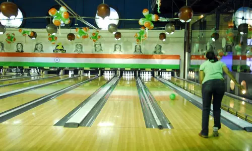 டென்பின் பவுலிங் போட்டியில் சாம்பியன் பட்டம் வென்ற தமிழக வீராங்கனை சபீனா டென்பின் பவுலிங் போட்டியில் சாம்பியன் பட்டம் வென்ற தமிழக வீராங்கனை சபீனா