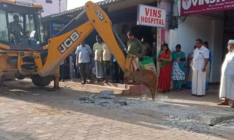 களியக்காவிளையில் வீட்டு கழிவுநீர் குழாய் அடைக்கும் பணி தீவிரம் களியக்காவிளையில் வீட்டு கழிவுநீர் குழாய் அடைக்கும் பணி தீவிரம்