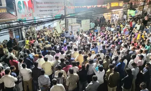 கோவை: எஸ்.டி.பி.ஐ. கட்சி அலுவலகத்தில் வருமானவரித்துறை திடீர் சோதனை - கட்சியினர் முற்றுகையிட்டதால் பரபரப்பு