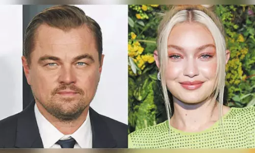 20 வயது குறைந்த பெண்ணுடன் நெருக்கம்: டைட்டானிக் நடிகரின் புதிய காதல்