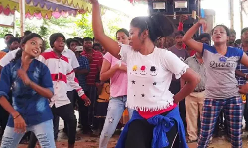 குலசை தசரா விழாவில் சினிமா பாடல்களை ஆடி, பாட தடை  -  ஐகோர்ட்டு மதுரை கிளை