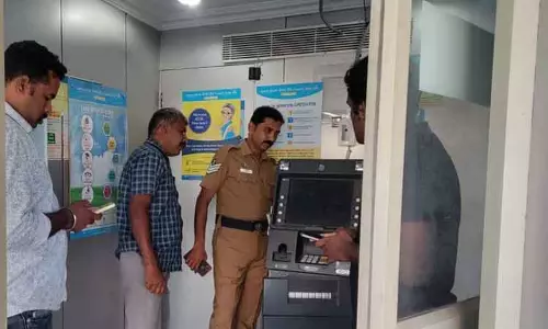 ஏ.டி.எம்.எந்திரத்தை உடைத்து கொள்ளை முயற்சி ஏ.டி.எம்.எந்திரத்தை உடைத்து கொள்ளை முயற்சி