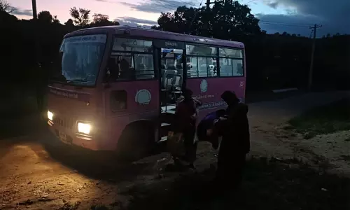 குழந்தையுடன் பெண்ணை பாதி வழியில் இறக்கி விட்ட தாய் சேய் வாகனம் - பொதுமக்கள் அதிர்ச்சி...!