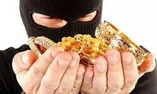 ஆண்டிப்பட்டி அருகே வீடு புகுந்து மூதாட்டியிடம் நகை பறிப்பு