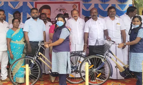 விலையில்லா சைக்கிள்கள் வழங்கும் விழா