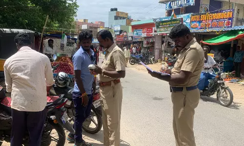 வேப்பனப்பள்ளியில் போலீசார் தீவிர வாகன தணிக்கை வேப்பனப்பள்ளியில் போலீசார் தீவிர வாகன தணிக்கை