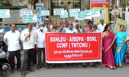 பி.எஸ்.என்.எல். ஊழியர்கள் ஆர்ப்பாட்டம் பி.எஸ்.என்.எல். ஊழியர்கள் ஆர்ப்பாட்டம்