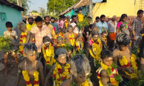 உடல் முழுவதும் சேறுபூசி பக்தர்கள்    பூக்குழி இறங்கினர்