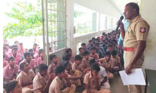 அரசு பள்ளியில் விழிப்புணர்வு நிகழ்ச்சி அரசு பள்ளியில் விழிப்புணர்வு நிகழ்ச்சி