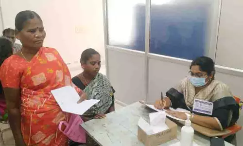 அரசு டாக்டர்கள் 2-வது நாளாக கோரிக்கை அட்டை அணிந்து பணிபுரிந்தனர்