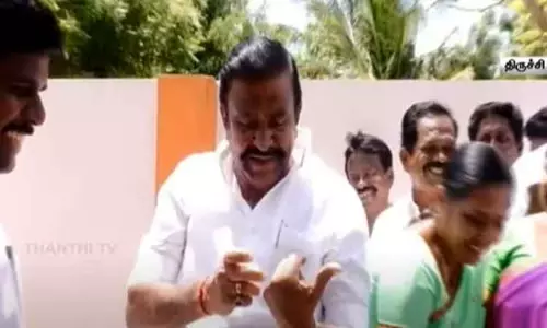 ஒருங்கிணைந்த பண்ணையை பார்வையிட்ட போது அமைச்சர் கே.என்.நேருவை கொட்டிய தேனீ