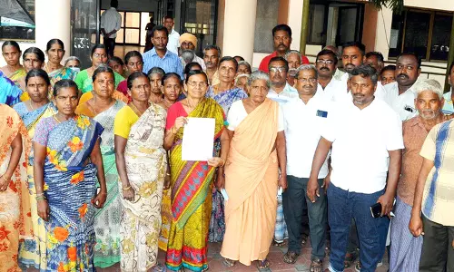 பெருந்துறை தினசரி மார்க்கெட்டில் 3 தளங்களுடன் புதிய கட்டிடம் கட்ட வியாபாரிகள் எதிர்ப்பு; கலெக்டர் அலுவலகத்தில் மனு
