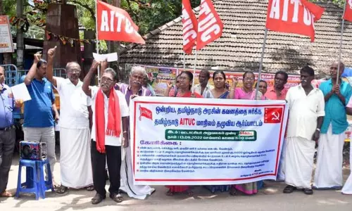 தக்கலையில் மின் கட்டண உயர்வை கண்டித்து ஏ.ஐ.டி.யூ.சி. ஆர்ப்பாட்டம் தக்கலையில் மின் கட்டண உயர்வை கண்டித்து ஏ.ஐ.டி.யூ.சி. ஆர்ப்பாட்டம்