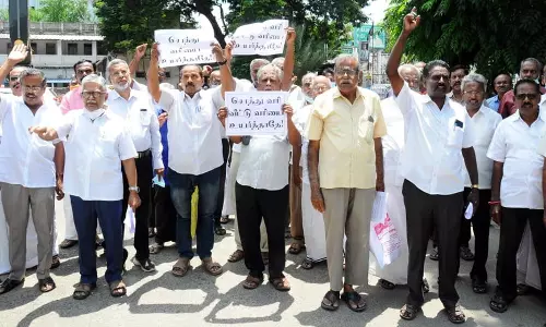 சொத்து வரி உயர்வை அரசு மறுபரிசீலனை செய்ய வேண்டும்- ஈரோடு மாநகராட்சி மேயரிடம் மனு