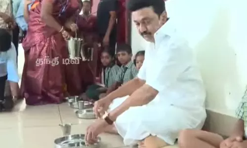 பள்ளிகளில் காலை சிற்றுண்டி வழங்கும் திட்டம்: முதல்-அமைச்சர் மு.க. ஸ்டாலின் தொடங்கி வைத்தார் பள்ளிகளில் காலை சிற்றுண்டி வழங்கும் திட்டம்: முதல்-அமைச்சர் மு.க. ஸ்டாலின் தொடங்கி வைத்தார்