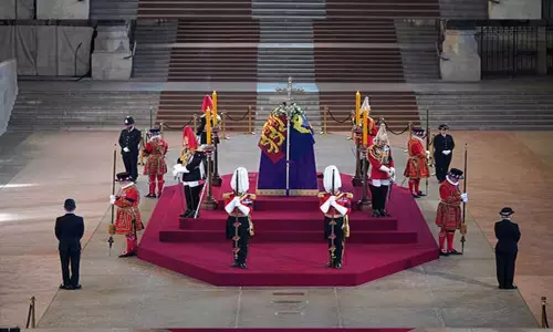 ராணியின் உடலுக்கு அஞ்சலி செலுத்த லண்டனில் லட்சக்கணக்கில் குவியும் பொதுமக்கள்