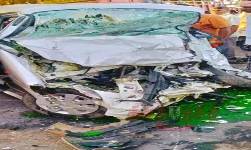 வேன் மோதி தந்தை, மகன் பலி