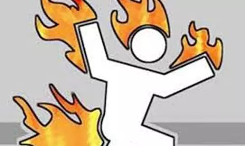 தீக்குளித்து தொழிலாளி தற்கொலை