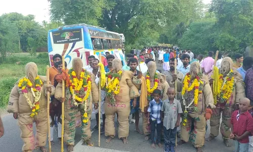 சாக்கு வேடமணிந்த பக்தர்கள் முளைப்பாரியுடன் ஊர்வலம்