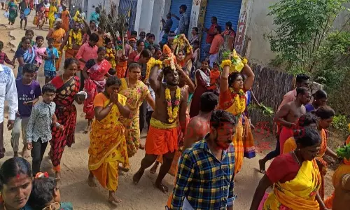 பக்தர்கள் பால்குடம் எடுத்து ஊர்வலம்